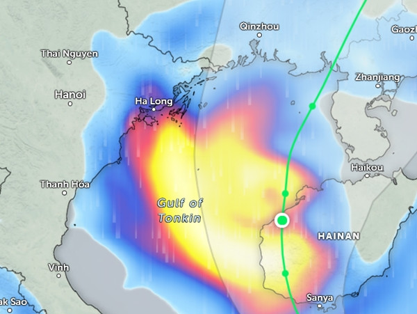 Mô hình ICON dự báo mưa giảm ở miền Trung từ chiều mai, 13/6, và một số nơi ở ven biển miền Bắc sẽ có mưa do ảnh hưởng của bão số 1 (những vùng màu xanh là mưa nhỏ đến vừa, màu đỏ là mưa vừa đến mưa to). Ảnh: Zoom Earth, OpenStreetMap, ICON.