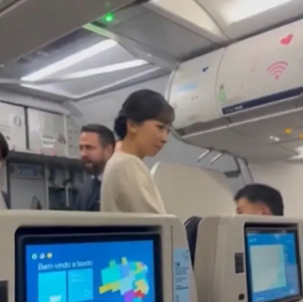 Công chúa Kako tới hàng ghế hạng phổ thông trên máy bay. Ảnh: Wenxuecity. Công chúa Kako tới hàng ghế hạng phổ thông trên máy bay. Ảnh: Wenxuecity.