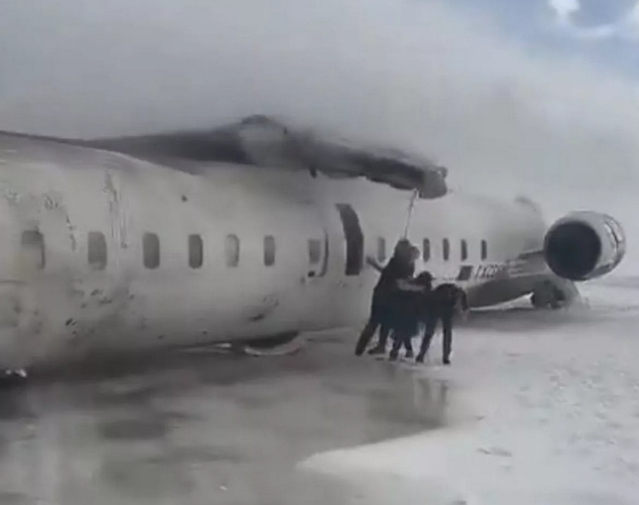 Hành khách được đưa ra khỏi chiếc máy bay lật ngược. Ảnh: Breaking911. Hành khách được đưa ra khỏi chiếc máy bay lật ngược. Ảnh: Breaking911.