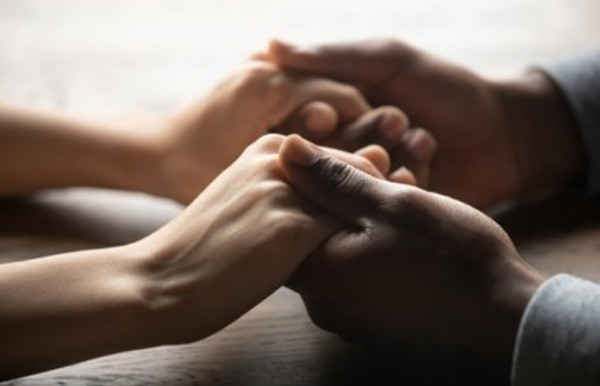 Cô Jing quen và yêu ông Zhou khi cô đến gặp ông để nhờ xem bói. Ảnh minh họa: Shutterstock. Cô Jing quen và yêu ông Zhou khi cô đến gặp ông để nhờ xem bói. Ảnh minh họa: Shutterstock.