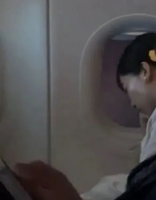 Ngồi xuống ghế được một chút là Kako đã ngủ thiếp đi. Ảnh: Wenxuecity. Ngồi xuống ghế được một chút là Kako đã ngủ thiếp đi. Ảnh: Wenxuecity.