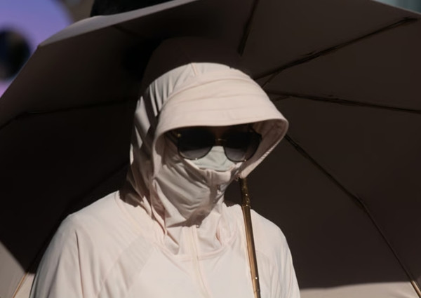 Nhiều phụ nữ ở Trung Quốc luôn bôi kem chống nắng và còn che kín từ đầu đến chân để giữ da trắng. Ảnh minh họa: Ying Tang/ Nur via Getty Images. Nhiều phụ nữ ở Trung Quốc luôn bôi kem chống nắng và còn che kín từ đầu đến chân để giữ da trắng. Ảnh minh họa: Ying Tang/ Nur via Getty Images.