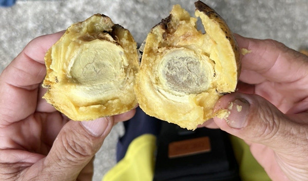 Bên trong loại quả lạ. Ảnh: Khaosod. Bên trong loại quả lạ. Ảnh: Khaosod.