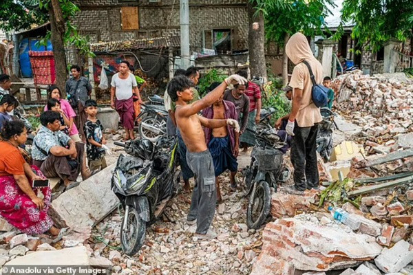 Người dân Myanmar gặp rất nhiều khó khăn sau thảm họa động đất nhưng đã cố gắng hỗ trợ nhau. Ảnh: Anadolu via Getty Images.