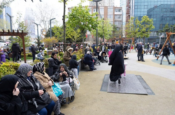 Người dân Istanbul tập trung ở công viên sau động đất. Ảnh: Tolga Bozoğlu/ EPA. Người dân Istanbul tập trung ở công viên sau động đất. Ảnh: Tolga Bozoğlu/ EPA.