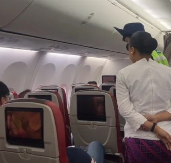 Tiếp viên vẫn giữ bình tĩnh trong khi hành khách làm ầm ĩ, cuối cùng nữ hành khách bị đưa xuống khỏi máy bay. Ảnh: Jam Press.