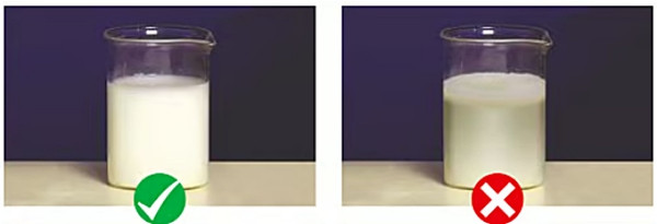 Sau khi lắc sữa pha với nước, sữa thật chỉ có một lớp bọt mỏng (hình bên trái), còn sữa giả (có chất tẩy rửa) có lớp bọt dày, đặc (hình bên phải). Ảnh: Down To Earth. Sau khi lắc sữa pha với nước, sữa thật chỉ có một lớp bọt mỏng (hình bên trái), còn sữa giả (có chất tẩy rửa) có lớp bọt dày, đặc (hình bên phải). Ảnh: Down To Earth.