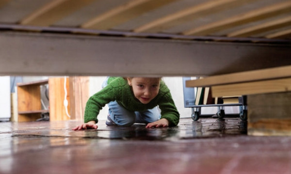 Nhiều trẻ em rất tò mò, dù sợ hãi vẫn thích nhìn xuống dưới gầm giường. Ảnh minh họa: Shutterstock.