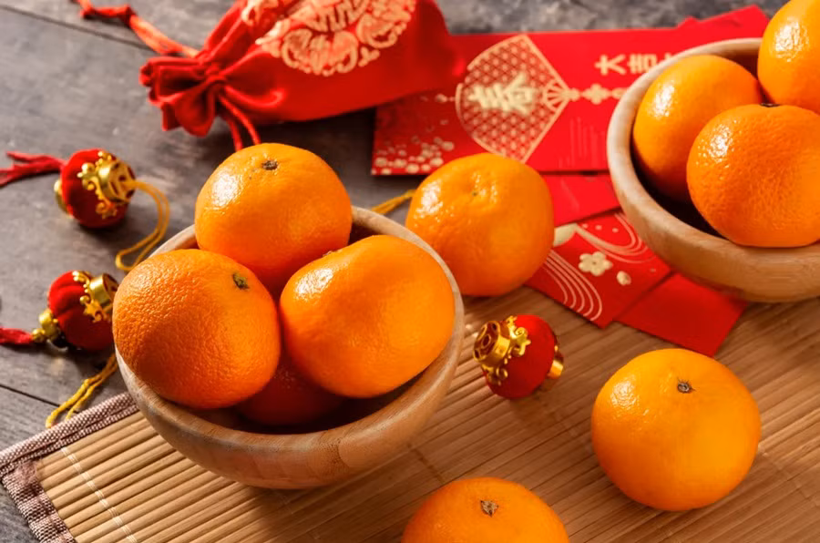 Ở nhiều nước châu Á, quả quýt màu vàng tươi được coi là loại trái cây mang lại may mắn và được bày trong nhiều dịp lễ tết. Ảnh minh họa: Getty/ iStock.