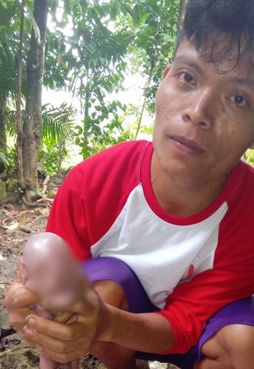 Anh Alfredo và chú heo lạ. Ảnh: AJ Bantaya Cardinas.