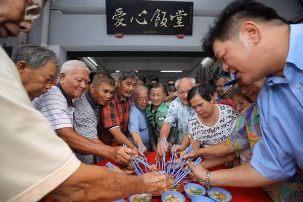 Người dân nhiều nơi tại châu Á thích tụ họp ăn uống vào ngày "sinh nhật của tất cả mọi người", mùng 7 tháng Giêng. Ảnh minh họa: Marcus Pheong. Người dân nhiều nơi tại châu Á thích tụ họp ăn uống vào ngày "sinh nhật của tất cả mọi người", mùng 7 tháng Giêng. Ảnh minh họa: Marcus Pheong.
