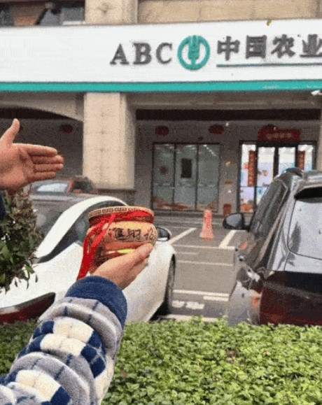 Một người bán giới thiệu sản phẩm "đất ngân hàng". Ảnh: TikTok. Một người bán giới thiệu sản phẩm "đất ngân hàng". Ảnh: TikTok.