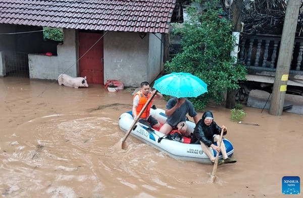 Lực lượng cứu hộ giúp sơ tán người dân ở tỉnh Hồ Nam (Trung Quốc) do mưa lớn. Ảnh: Xinhua. Lực lượng cứu hộ giúp sơ tán người dân ở tỉnh Hồ Nam (Trung Quốc) do mưa lớn. Ảnh: Xinhua.