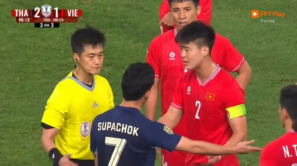 Trọng tài cố giải thích với Supachok trong khi cầu thủ 2 đội đang tranh cãi. Ảnh: YouTube.