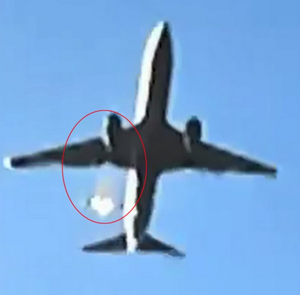 Trong hình ảnh mới, có thể thấy khói bốc ra từ động cơ bên phải của chiếc máy bay gặp nạn. Ảnh: Yonhap.