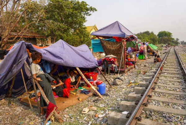 Người dân Myanmar trú tạm trong những chiếc lều dựng ở gần đường ray sau trận động đất hôm 28/3. Ảnh chụp ngày 4/4. Ảnh: Stringer/ Reuters. Người dân Myanmar trú tạm trong những chiếc lều dựng ở gần đường ray sau trận động đất hôm 28/3. Ảnh chụp ngày 4/4. Ảnh: Stringer/ Reuters.