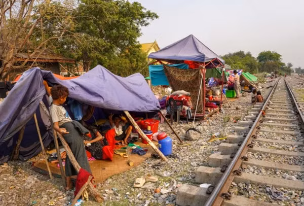 Người dân Myanmar trú tạm trong những chiếc lều dựng ở gần đường ray sau trận động đất hôm 28/3. Ảnh chụp ngày 4/4. Ảnh: Stringer/ Reuters.