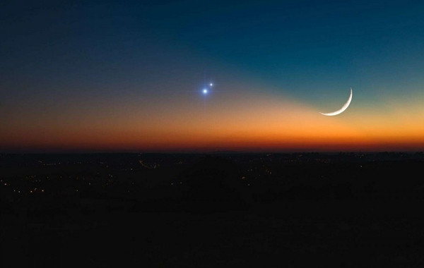 Cũng có khi Mặt Trăng lưỡi liềm xuất hiện cùng 2 hành tinh khác gần nhau trên bầu trời, nhưng rất hiếm khi tạo thành khuôn mặt cười như sắp tới. Ảnh: Getty. Cũng có khi Mặt Trăng lưỡi liềm xuất hiện cùng 2 hành tinh khác gần nhau trên bầu trời, nhưng rất hiếm khi tạo thành khuôn mặt cười như sắp tới. Ảnh: Getty.