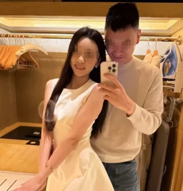 Ảnh được cho là selfie của "cựu giám đốc Xiaomi" với một trong các cô "sugar baby". Ảnh: Weibo.