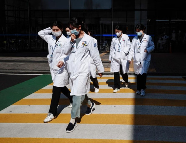 Một số bệnh viện ở Hàn Quốc nói họ không có nhân viên y tế có thể tiếp nhận bệnh nhân nước ngoài. Ảnh minh họa: AFP.