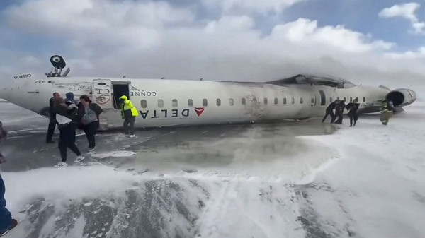 Máy bay của hãng Delta Air Lines - chuyến bay 4819 - bị lật ngược khi hạ cánh. Ảnh: John Nelson/ CNN.