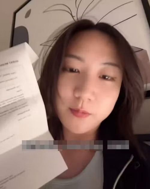 Nữ du khách và hóa đơn của khách sạn. Ảnh: XHS.