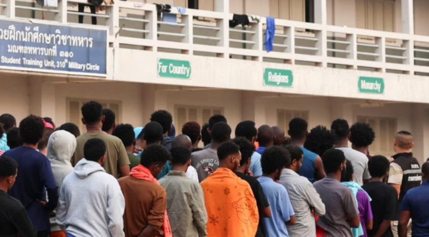 Nhiều nạn nhân làm việc ở các trung tâm lừa đảo tại Myanmar đã được giải cứu và được đưa sang Thái Lan, chờ về nước. Ảnh: Chalinee Thirasupa/ Reuters.