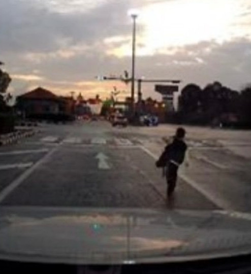 Bé trai ngơ ngác nhìn theo xe của trường đã chạy xa. Ảnh: Suphachai Saetueang/ Bangkok Post. Bé trai ngơ ngác nhìn theo xe của trường đã chạy xa. Ảnh: Suphachai Saetueang/ Bangkok Post.