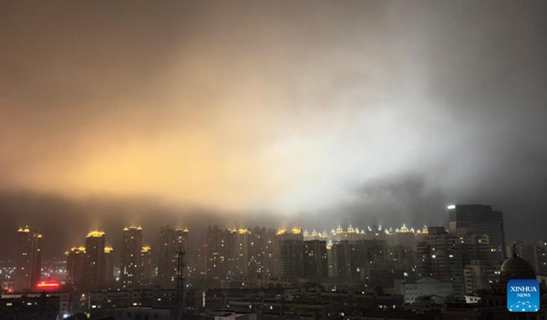 Ảnh chụp bằng điện thoại vào ngày 8/7, cho thấy một phần của thành phố Ôn Châu (tỉnh Chiết Giang) sau khi bão Danas đổ bộ lần đầu vào tỉnh này vào buổi tối (sau đó đổ bộ lần thứ hai lúc gần nửa đêm). Ảnh: Ye Lingzhi/ Xinhua.