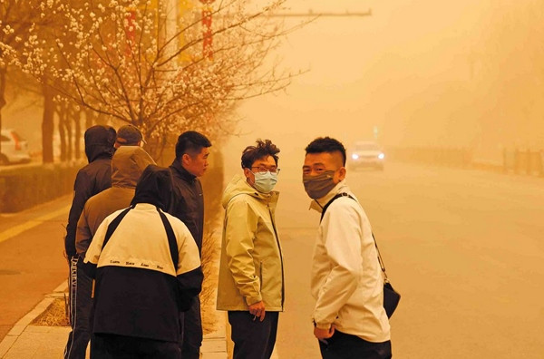 Người dân đi trên phố đầy bụi do bão cát ở Khu tự trị Nội Mông (Trung Quốc). Ảnh: Wang WeiWei for China Daily. Người dân đi trên phố đầy bụi do bão cát ở Khu tự trị Nội Mông (Trung Quốc). Ảnh: Wang WeiWei for China Daily.