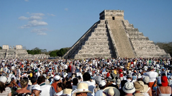 Hàng ngàn người vây quanh một kim tự tháp ở Mexico để mừng Xuân phân. Ảnh: Elizabeth Ruiz/ AFP/ Getty Images. Hàng ngàn người vây quanh một kim tự tháp ở Mexico để mừng Xuân phân. Ảnh: Elizabeth Ruiz/ AFP/ Getty Images.