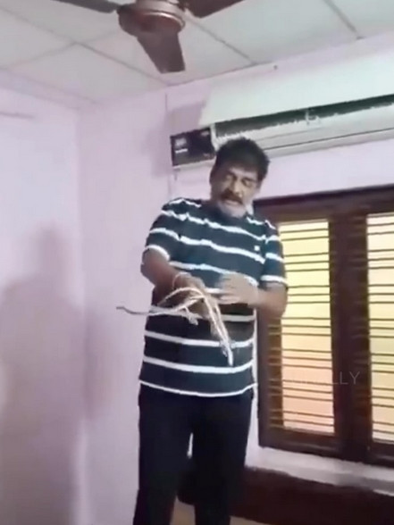 Một người ở Ấn Độ bắt rắn bên trong máy điều hòa nhà mình. Ảnh: Instagram, Hindustan Times.