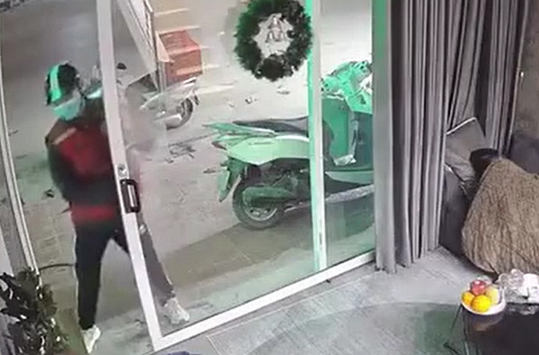 Cẩn thận đóng cửa trước khi rời đi. Ảnh: MSNews.