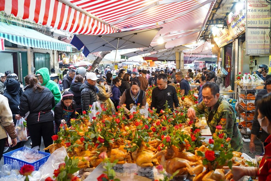 Người dân ở Hà Nội tất bật đi sắm Tết. Ảnh: TPO.