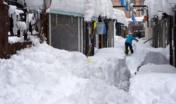Một người đang đào tuyết ở Obihiro (Hokkaido, Nhật Bản). Ảnh: Jiji Press/ EPA. Một người đang đào tuyết ở Obihiro (Hokkaido, Nhật Bản). Ảnh: Jiji Press/ EPA.