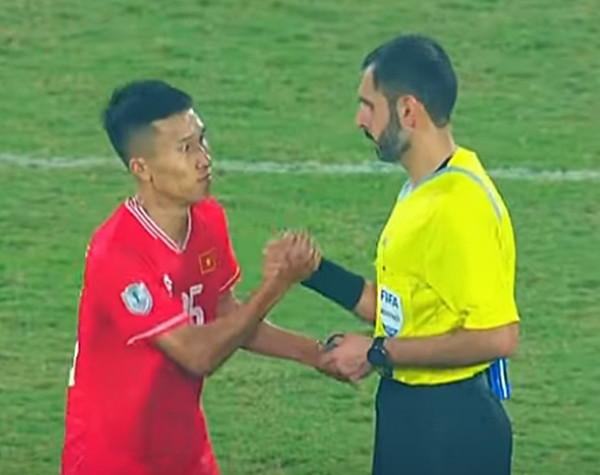 Bắt tay cảm ơn trọng tài. Ảnh: YouTube.