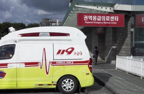 Một xe cấp cứu đỗ trước cổng bệnh viện ở Hàn Quốc. Ảnh minh họa: The Korea Times.