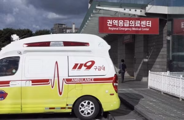 Một xe cấp cứu đỗ trước cổng bệnh viện ở Hàn Quốc. Ảnh minh họa: The Korea Times.