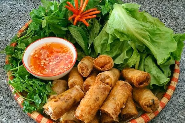 Nem rán là món rất phổ biến ở nước ta trong cả ngày thường chứ không chỉ dịp Tết. Ảnh: VNATrip.