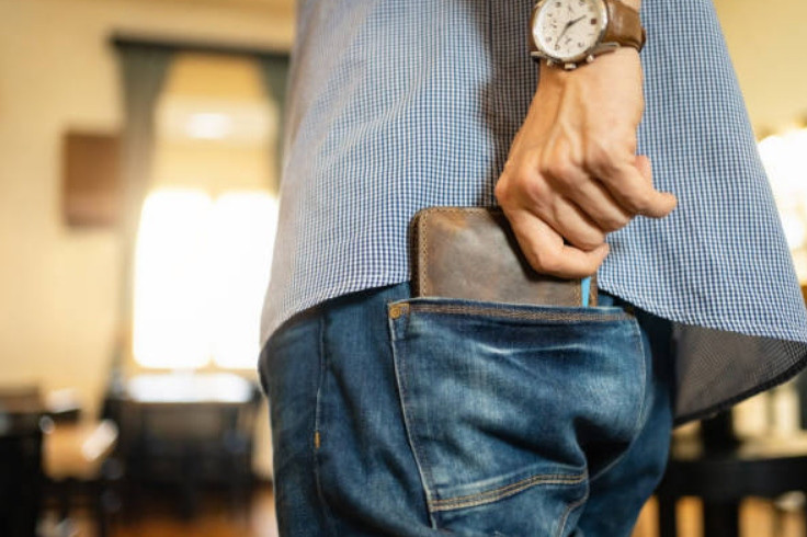 Anh Jean-David bị mất ba-lô, trong đó có thẻ ngân hàng để trong ví. Ảnh minh họa: iStock. Anh Jean-David bị mất ba-lô, trong đó có thẻ ngân hàng để trong ví. Ảnh minh họa: iStock.