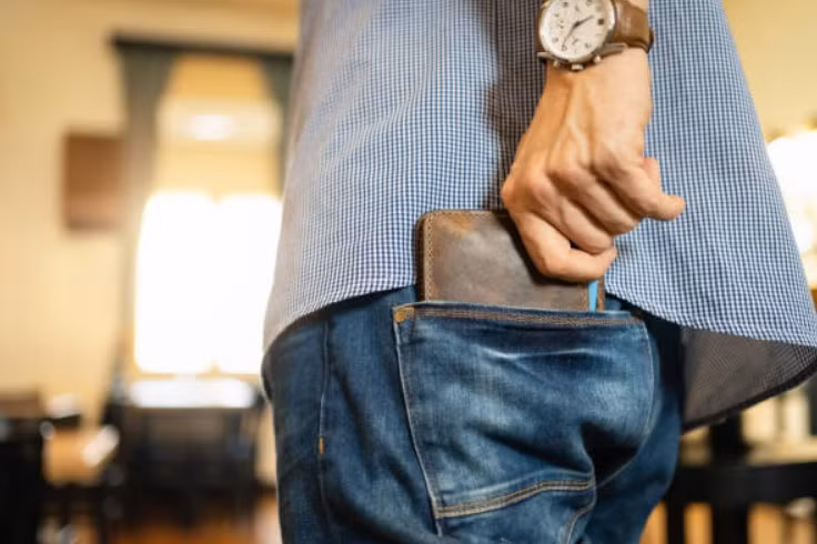 Anh Jean-David bị mất ba-lô, trong đó có thẻ ngân hàng để trong ví. Ảnh minh họa: iStock.