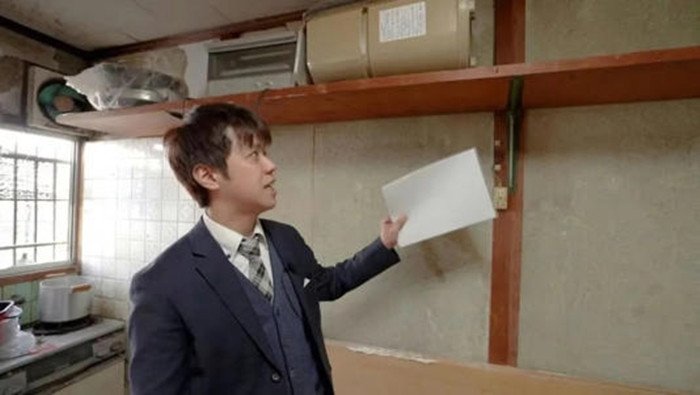 Kawamura xem xét một căn nhà cũ mà anh mua. Ảnh: QQ. Kawamura xem xét một căn nhà cũ mà anh mua. Ảnh: QQ.