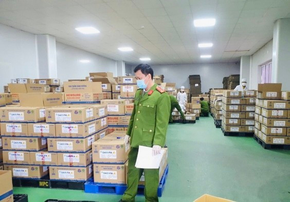 Cơ quan công an phát hiện gần 600 loại sữa giả. Ảnh: VTV, TPO.