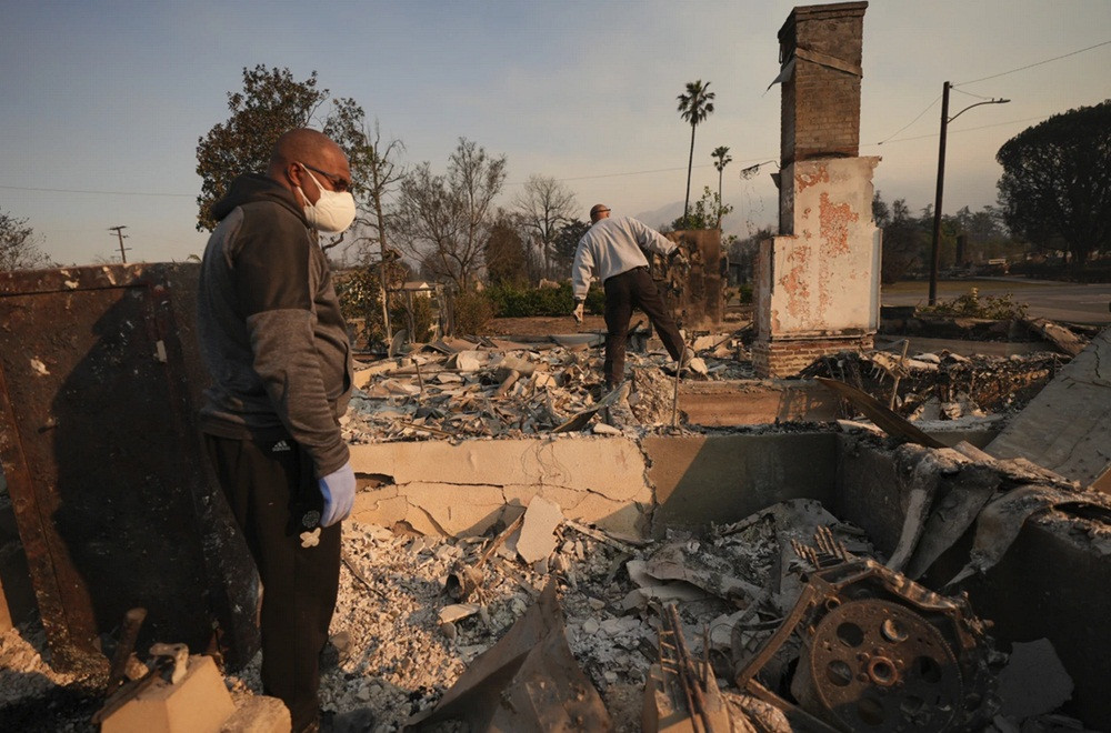 Nhà cửa cháy hết nhưng những cái cây vẫn đứng nguyên. Ảnh: Jae C. Hong/ AP. Nhà cửa cháy hết nhưng những cái cây vẫn đứng nguyên. Ảnh: Jae C. Hong/ AP.