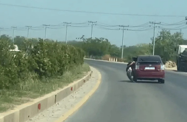 Anh Liu cố thoát khỏi chiếc xe bắt cóc. Ảnh: Video Funny. Anh Liu cố thoát khỏi chiếc xe bắt cóc. Ảnh: Video Funny.