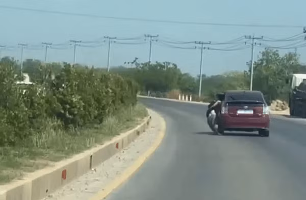 Anh Liu cố thoát khỏi chiếc xe bắt cóc. Ảnh: Video Funny. Anh Liu cố thoát khỏi chiếc xe bắt cóc. Ảnh: Video Funny.