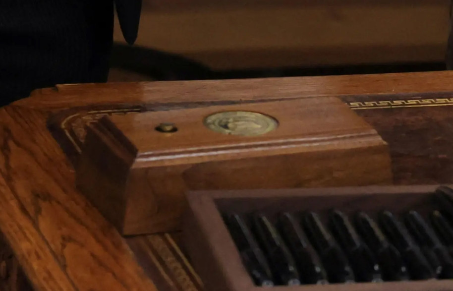 Chiếc nút đỏ nhỏ "ẩn mình" trong chiếc hộp gỗ trên bàn làm việc của Tổng thống Trump. Ảnh: Reuters. Chiếc nút đỏ nhỏ "ẩn mình" trong chiếc hộp gỗ trên bàn làm việc của Tổng thống Trump. Ảnh: Reuters.