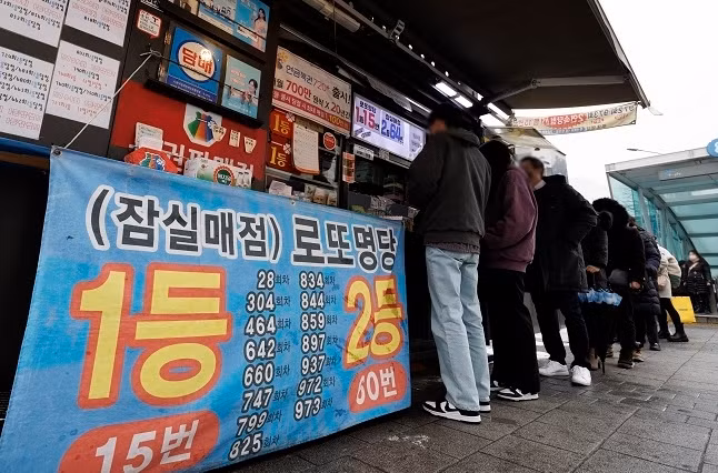 Người dân ở Seoul (Hàn Quốc) mua xổ số. Ảnh minh họa: Yonhap. Người dân ở Seoul (Hàn Quốc) mua xổ số. Ảnh minh họa: Yonhap.