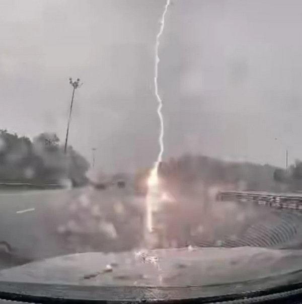 Xác suất xe ô tô bị sét đánh trúng cũng ngang với bất kỳ vật thể gì ngoài trời, như cây cối và con người, không cao hơn mà cũng không thấp hơn, theo NWS. Ảnh: XHS. Xác suất xe ô tô bị sét đánh trúng cũng ngang với bất kỳ vật thể gì ngoài trời, như cây cối và con người, không cao hơn mà cũng không thấp hơn, theo NWS. Ảnh: XHS.