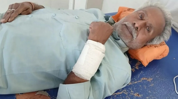 Ông Jagdish với một bên tay băng bó do bị bắt đầu phẫu thuật nhầm. Ảnh: India TV.